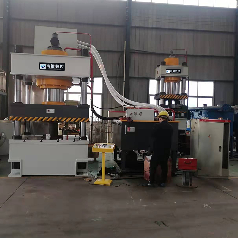 630噸三梁四柱伺服系統油壓機