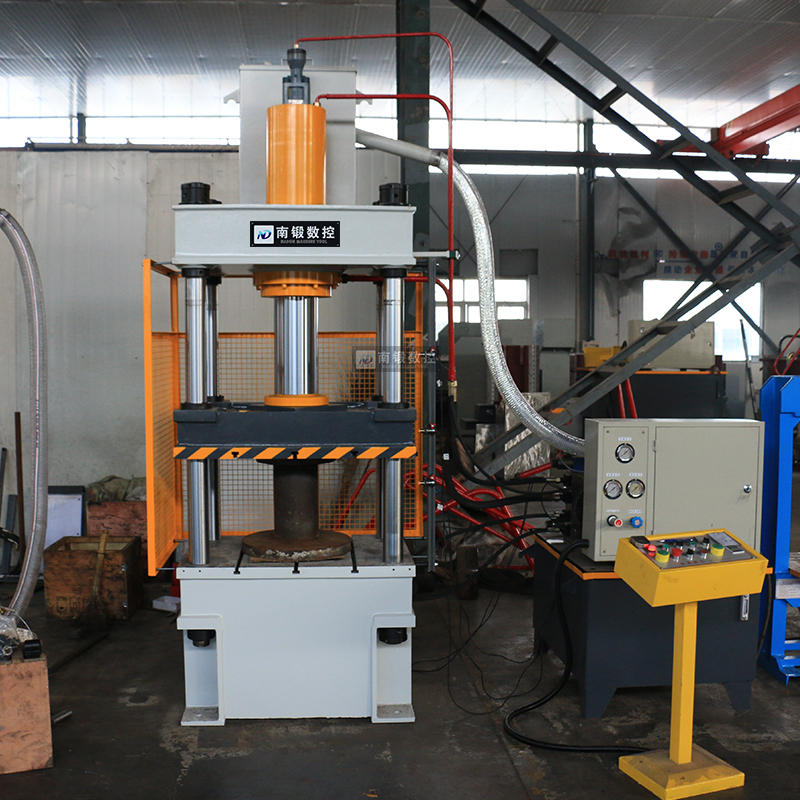 油壓機(jī)柱塞計(jì)量泵的工作原理