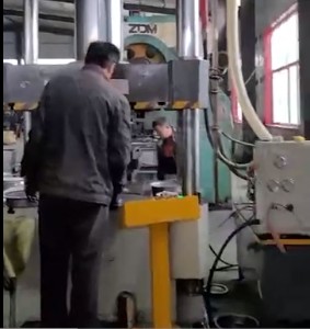 不銹鋼金屬薄板拉伸成型液壓機試機視頻