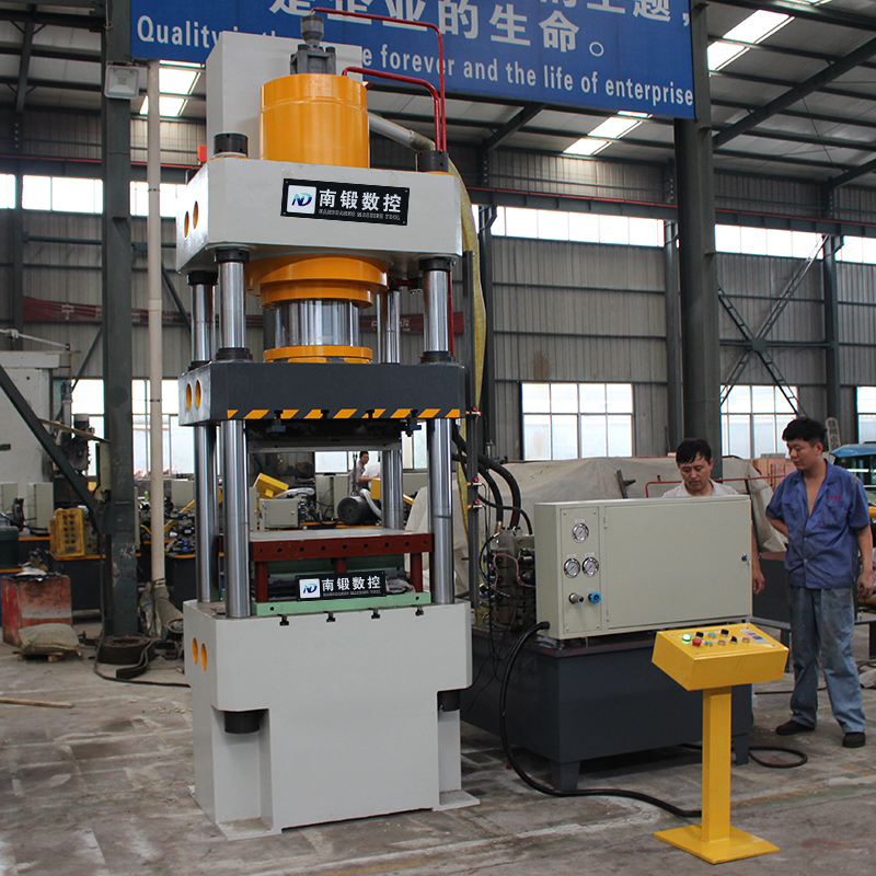 滕州廠家200噸碳化硅坩堝成型液壓機200t石英石匣缽石墨坩堝成型四柱油壓機